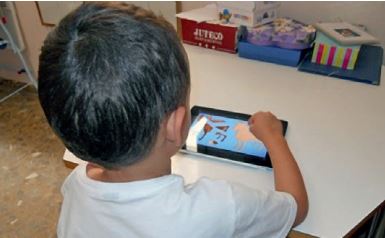Alumno utilizando la Tablet
