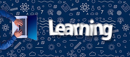 Apacen unas manos escribiendo en un portátil y las palabra "Learning" en grande