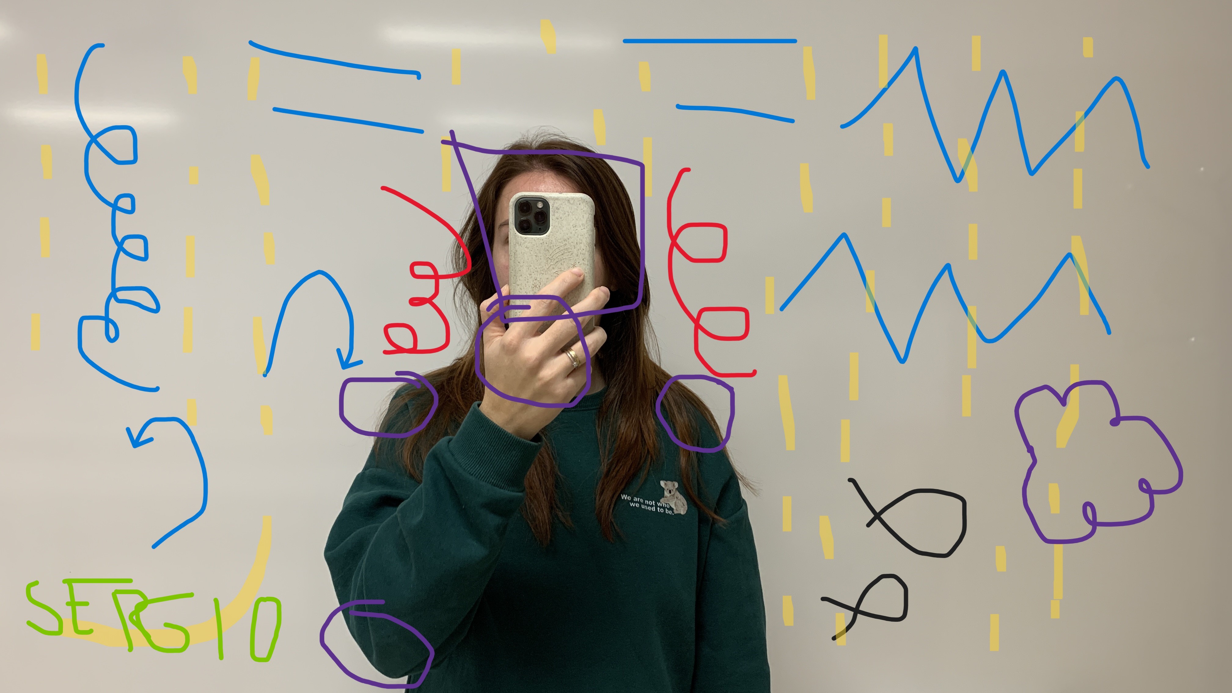 Fotografía de una mujer haciendo una foto con el móvil