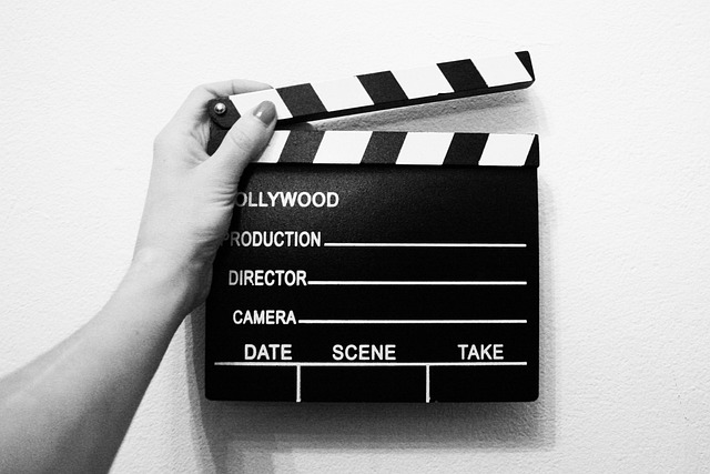 Mano sujetando una claqueta de cine