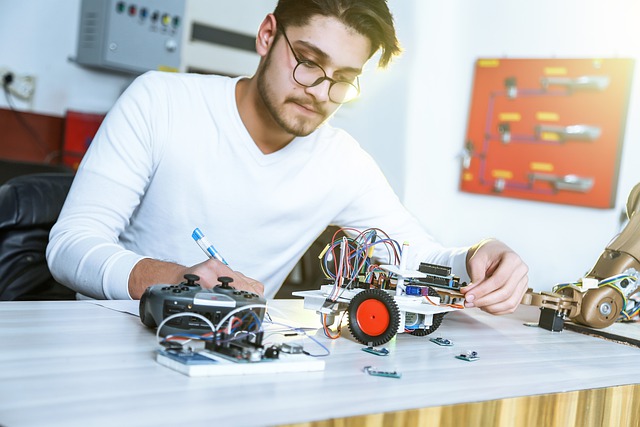 Adolescente utilizando robótica