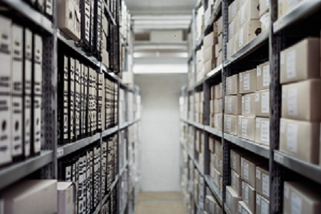 Cajas y documentos en estanterías de un archivo
