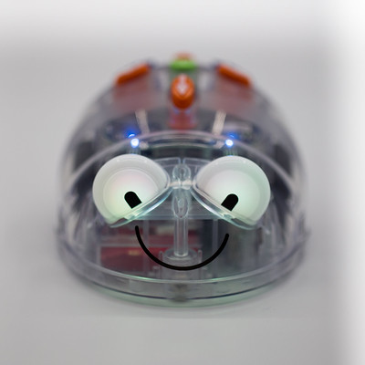 Robot pequeño en forma de ratón transparente
