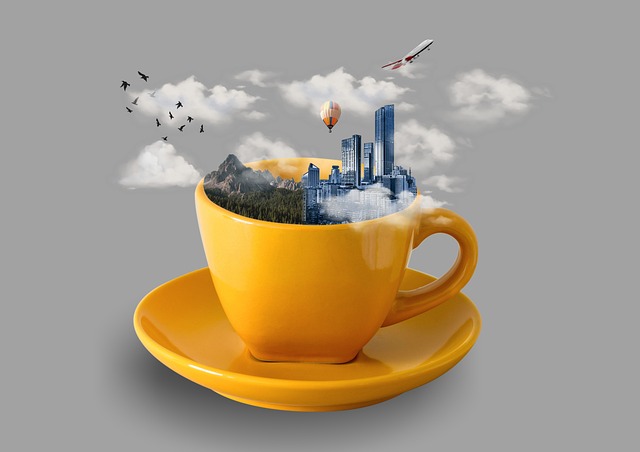 Imagen de una taza amarilla que contiene una ciudad en miniatura.