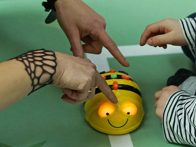 Robot pequeño en forma de abeja