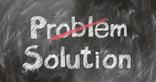 Aparecen en una pizarra las palabras problem y solution.