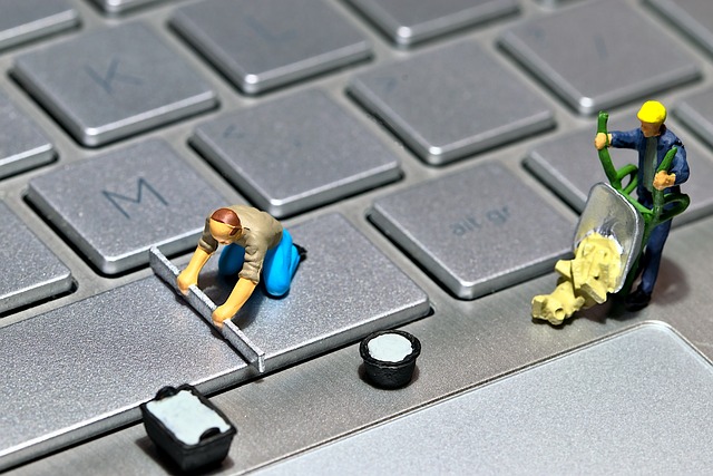 Muñecos en miniatura reparan el teclado de un ordenador