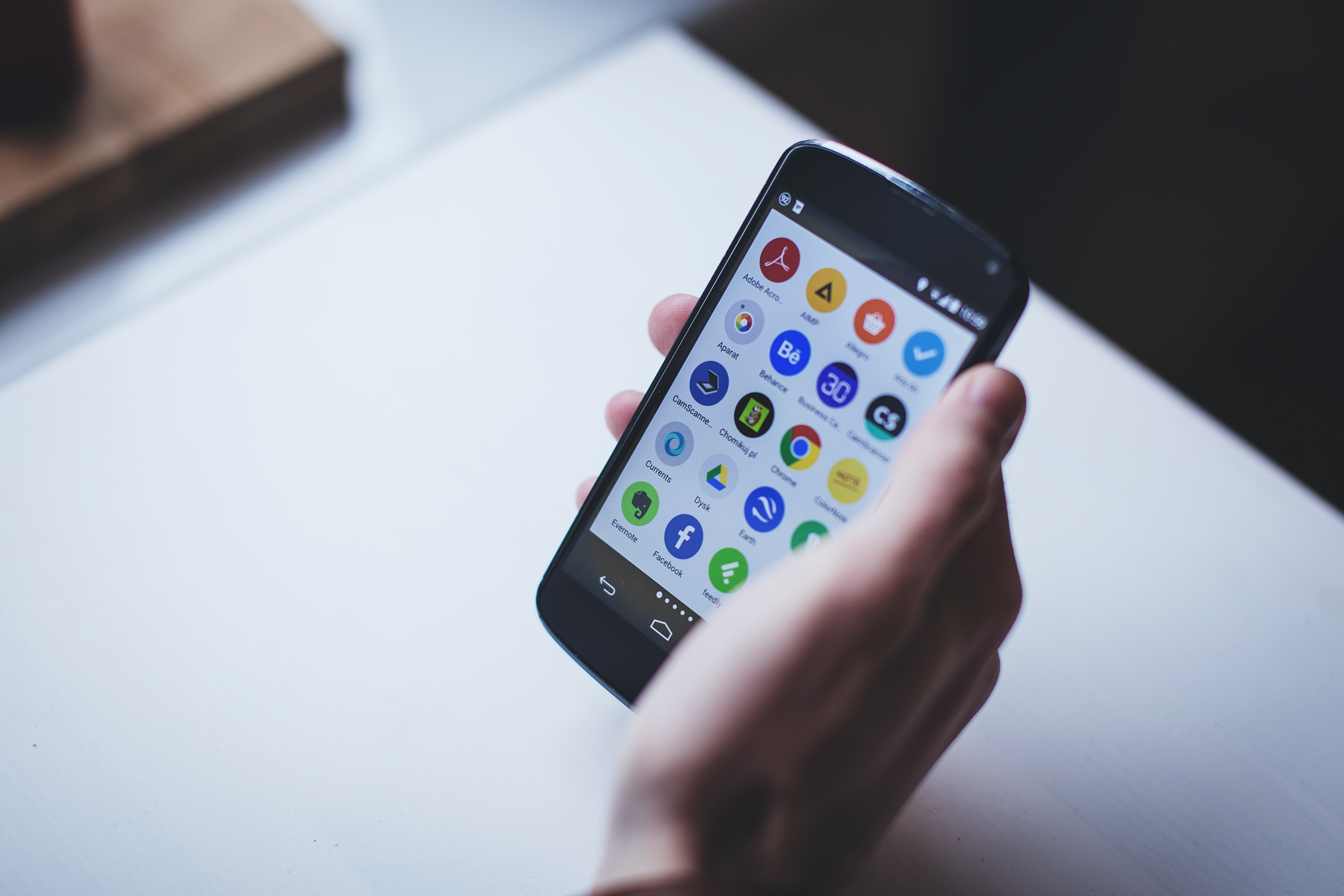 Iconos de redes sociales en la pantalla de un teléfono móvil