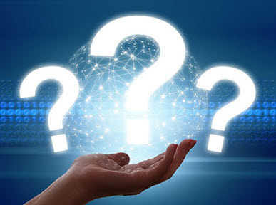 Signos de interrogación sobre una mano