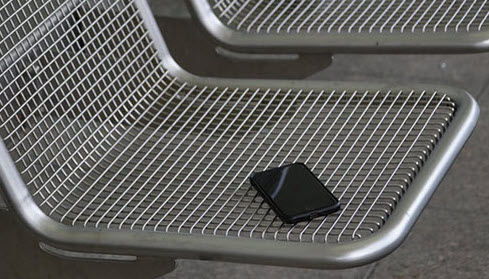 Un teléfono olvidado sobre una silla en el metro.