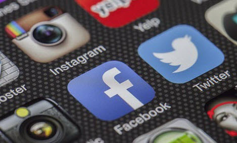 Iconos de redes sociales en la pantalla de un teléfono móvil