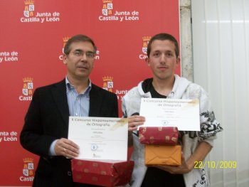 Alumnos ganador y profesor acompañante