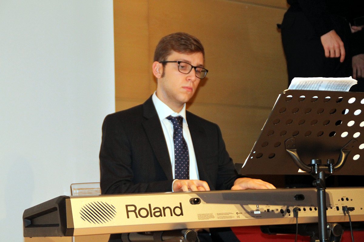 PIANISTA DEL CORO DEL IES "NÚÑEZ DE ARCE"