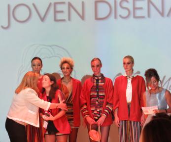 Consejera entrega premios